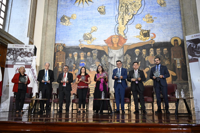 Reconoce Mario Delgado trabajo de Eduardo Ramírez en materia de alfabetización en el 44 aniversario del INEA