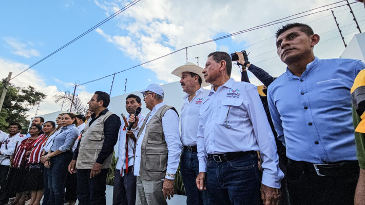 Gaspar Santiz acompaña en importante banderazo de obra al gobernador