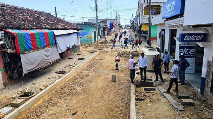 Alcalde supervisa los trabajos de pavimentación en Barrio Centro