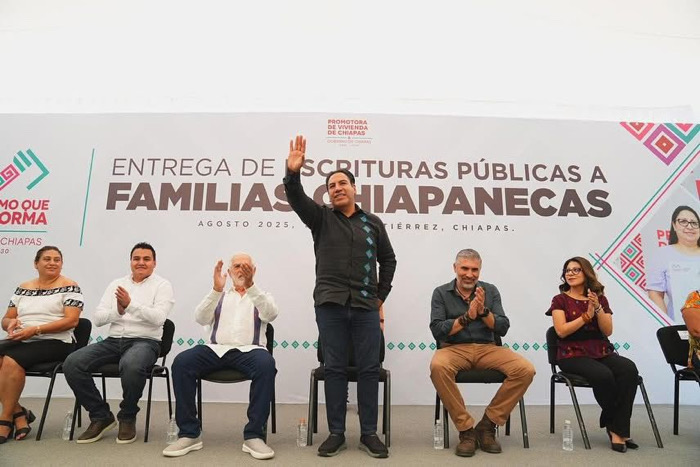 Eduardo Ramírez entrega escrituras y otorga certeza jurídica a familias chiapanecas