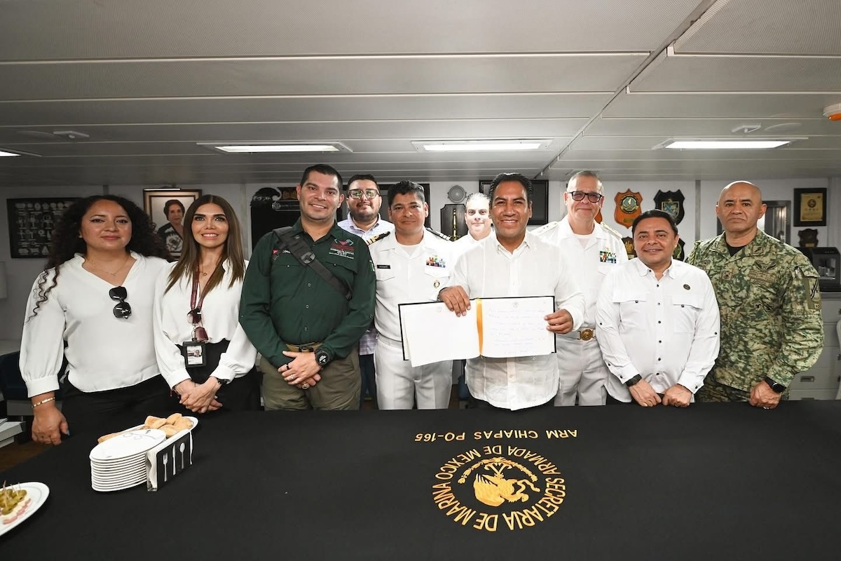 Eduardo Ramírez recorre el buque ARM Chiapas y reconoce labor de la Zona Naval