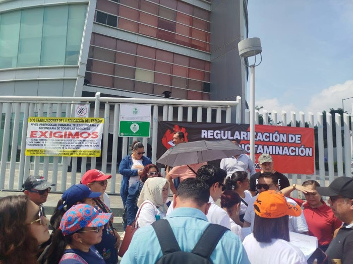 Docentes bloquean accesos de Torre Chiapas por adeudos millonarios