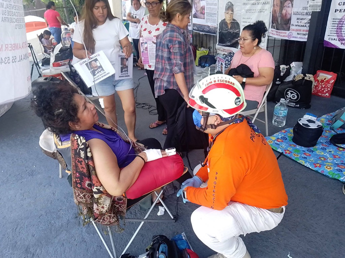 Madres buscadoras mantienen plantón frente al Palacio de Gobierno sin respuesta 