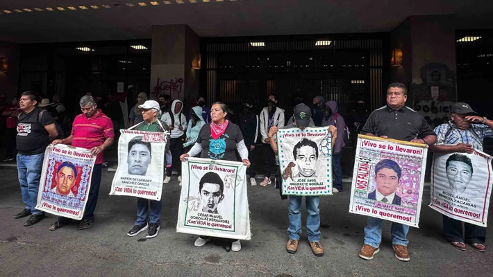 Familias y normalistas marchan en la CDMX; fiscalía analiza nuevas pruebas de Ayotzinapa