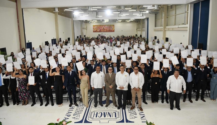Entregan documentos a 146 jóvenes que egresaron de la Licenciatura en Arquitectura de la UNACH