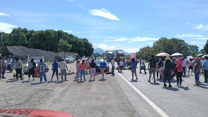 Madres y padres bloquean carretera en Mapastepec por falta de maestros
