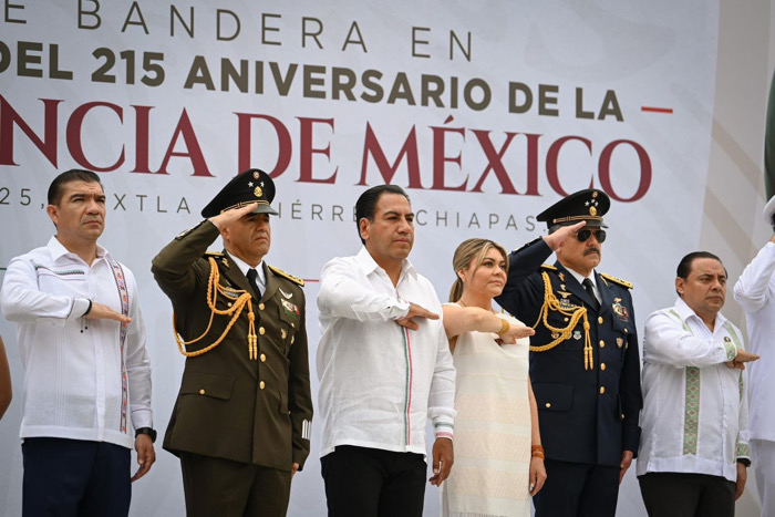 Junto al pueblo de Chiapas, Eduardo Ramírez presencia desfile cívico-militar por el 215 aniversario de la Independencia