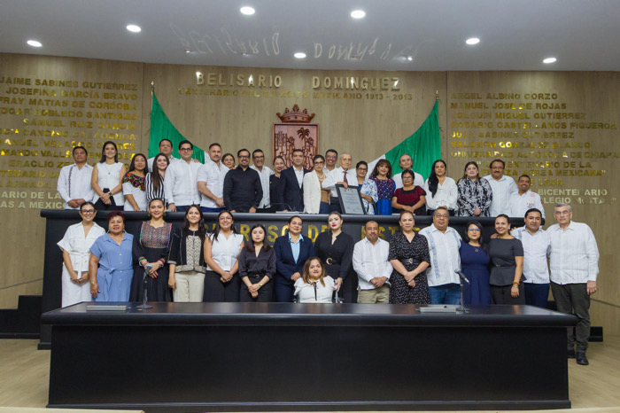 Congreso entrega reconocimiento al doctor Valdemar Rojas López