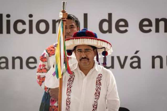 El bastón de mando, herencia española, no ancestral / A Estribor