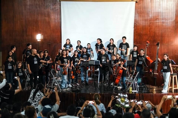 Aduana de Veracruz retiene instrumentos donados a proyecto musical en Chiapas