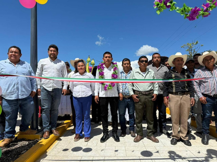 Rancho Mateo se moderniza con la construcción de un boulevard; Gaspar Sántiz hizo entrega de esta importante obra