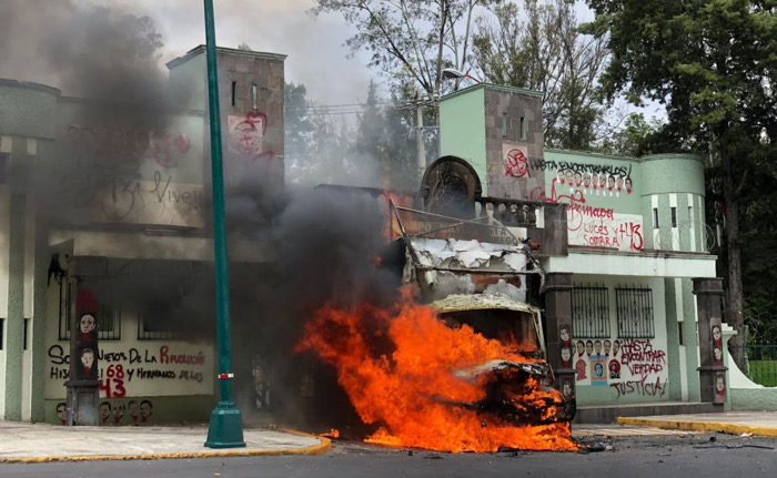 Derriban puerta del campo militar en protesta por los 43 desaparecidos