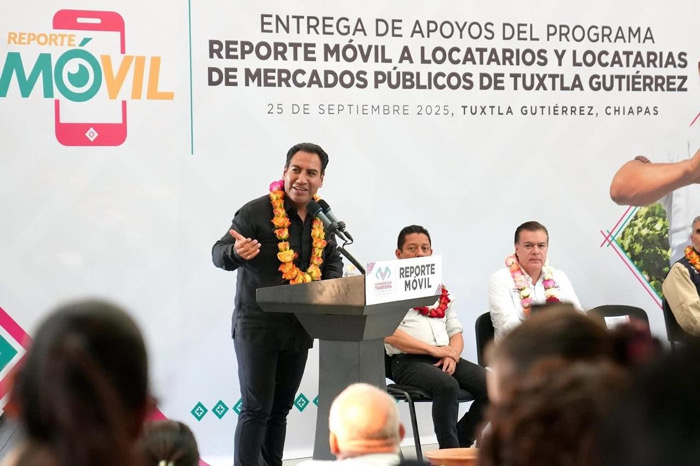 Eduardo Ramírez entrega apoyos del programa Reporte Móvil a locatarias y locatarios de Tuxtla