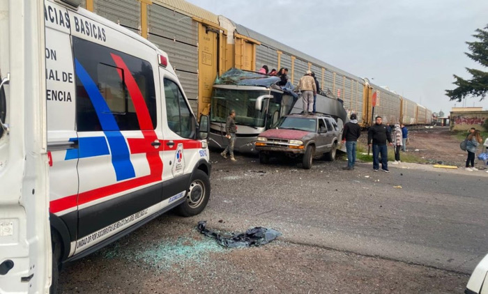 Accidente entre tren y autobús en Atlacomulco deja decena de víctimas