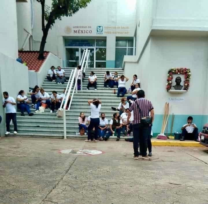Trabajadores de limpieza del Hospital Regional instalan plantón por falta de pago en Tuxtla