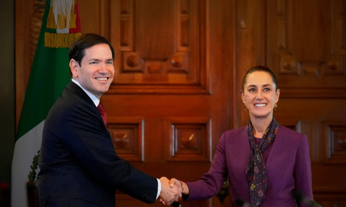 El cartapacio diplomático / A Estribor