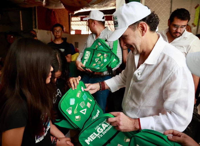El precio de un voto: una mochila, una foto, un niño