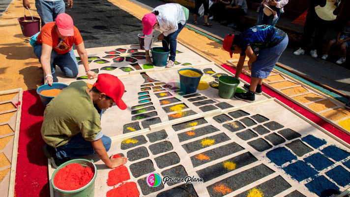 Tuxtla Chico se viste de fe y color con las alfombras de aserrín en honor a la Virgen de la Candelaria