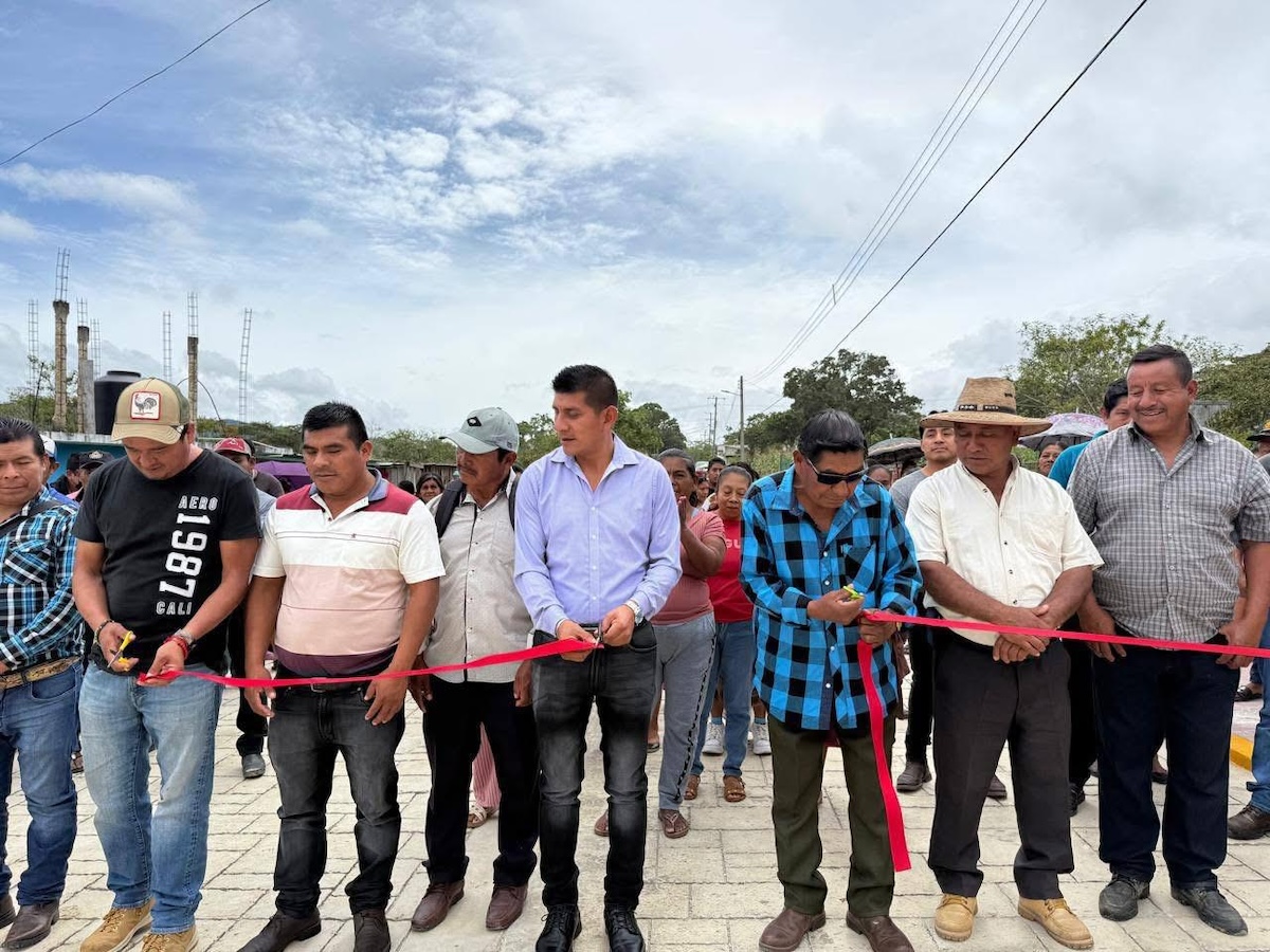 Gaspar Sántiz hizo entrega de obras de pavimentación de calles en Barrio Guadalupe