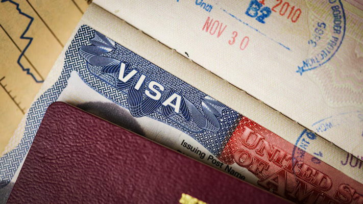 Revoca visas a más de 50 políticos mexicanos; Sheinbaum afirma no tener información oficial