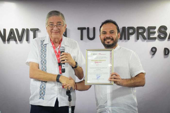 Cobach recibe distintivo Empresas de Diez de parte del Infonavit