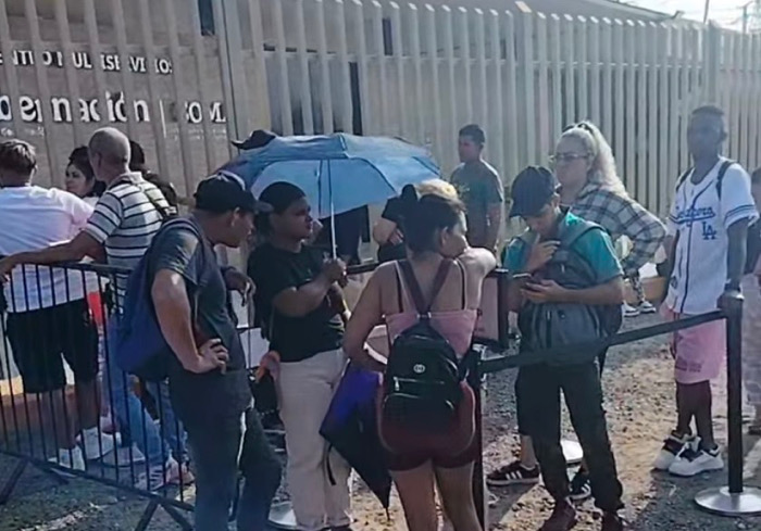 Abogados clausuran simbólicamente oficinas de la Comar en Tapachula 