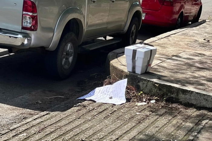 Hallan hielera con narcomensaje frente al penal de Pichucalco