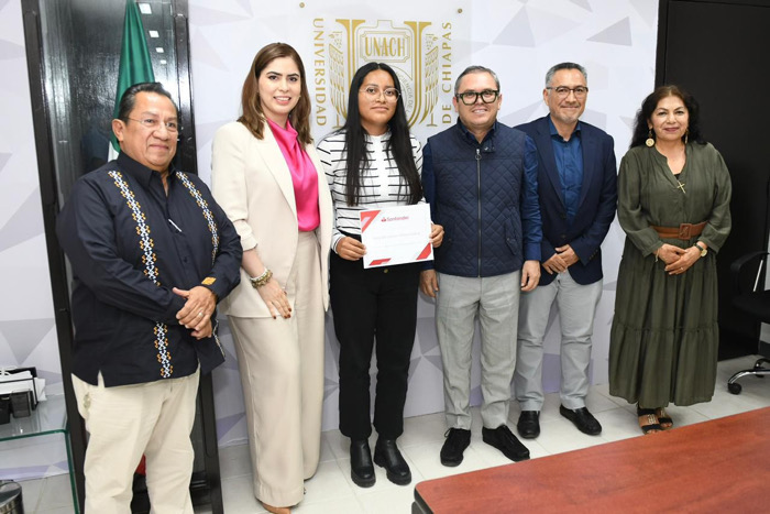 Entrega la iniciativa privada becas a estudiantes de la UNACH