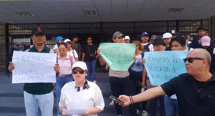 Docentes egresados exigen liberación de plazas y diálogo con autoridades