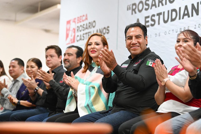 Eduardo Ramírez entrega becas para la alfabetización y kits visuales en San Cristóbal