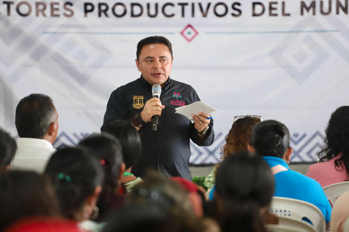 Juan Carlos Moreno Guillén escucha y dialoga con los sectores productivos de Ocosingo