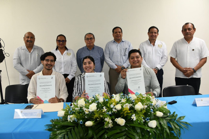 Reciben egresados de la UNACH Premio a la Excelencia Académica CENEVAL-EGEL Plus