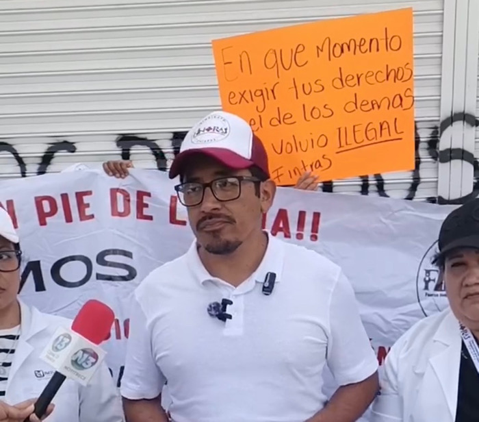 Trabajadores del IMSS-Bienestar protestan en Tuxtla por despido de dirigente sindical