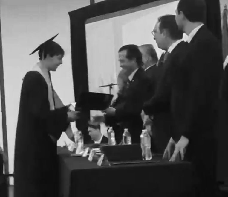 La gran función de la graduación universitaria / Sarcasmo y café
