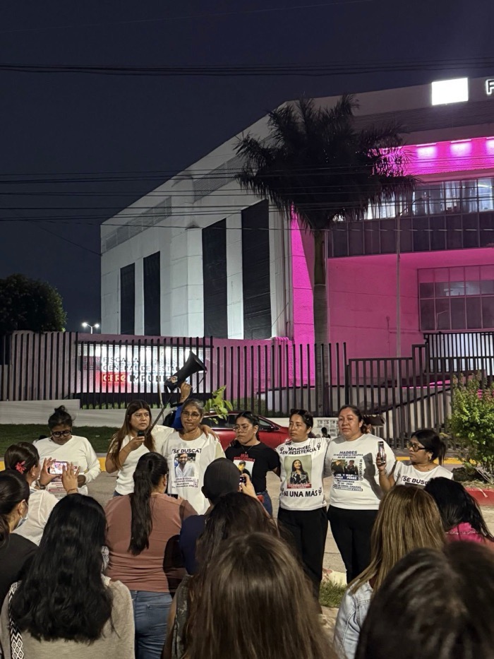 Madres en Resistencia cumplen tres semanas de plantón sin respuesta