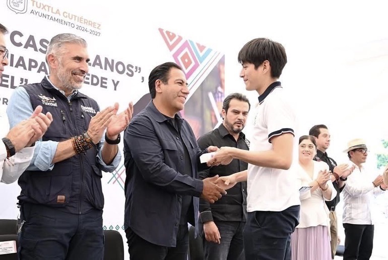 En unidad con el pueblo, Eduardo Ramírez fortalece la lucha contra la ignorancia