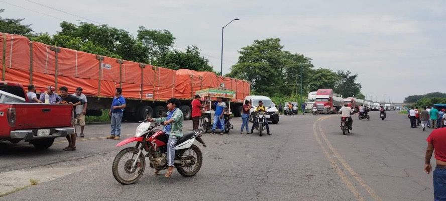Bloquean puente fronterizo por aseguramiento de maquinaria