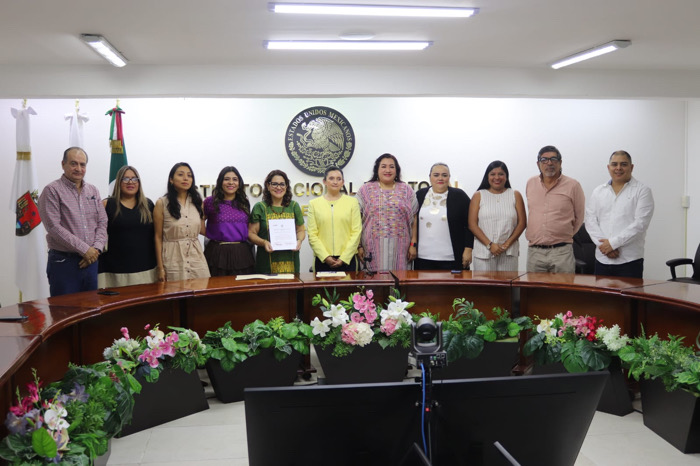 INE entrega nombramiento a Marina Martha López Santiago como Presidenta del Consejo General del IEPC Chiapas
