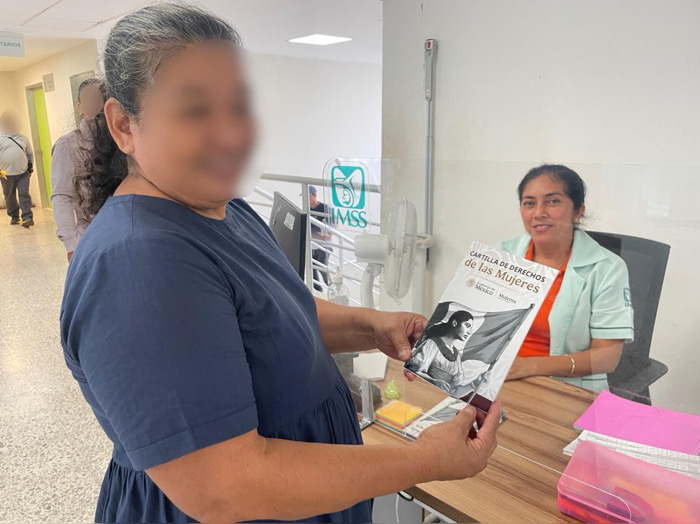 Entrega IMSS Chiapas Cartilla de Derechos de la Mujer para fortalecer acceso a salud e información