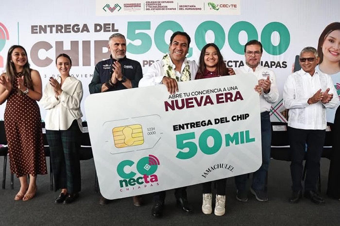 Eduardo Ramírez entrega el chip número 50 mil del programa Conecta Chiapas