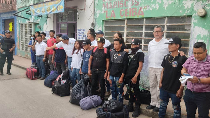Regresan a Chiapas los jóvenes rescatados en altamar por la Marina