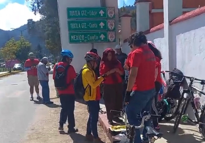 Colectivos ciclistas realizan pinta simbólica para exigir infraestructura segura en SCLC
