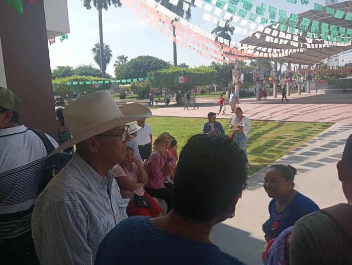 Pobladores de Acapetahua protestan por incumplimiento de obras prometidas