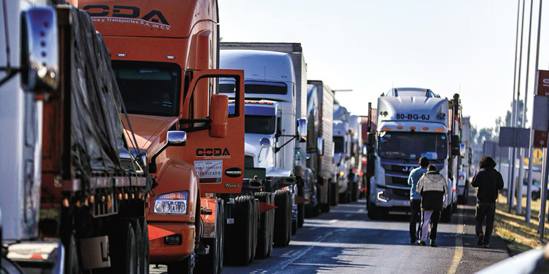 Transportistas y campesinos cumplen 3 días de bloqueos; gobierno defiende mesas de diálogo