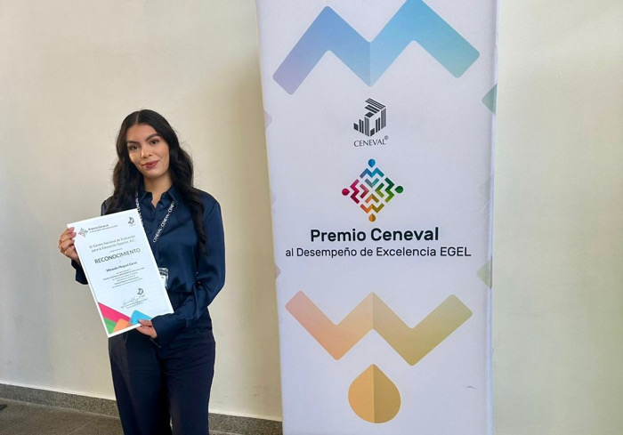 Reconocen la excelencia académica con el premio CENEVAL y la entrega del fistol de oro