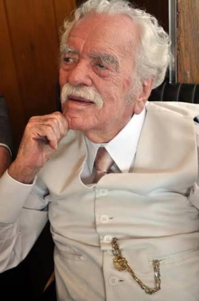 Recuerdo a Rosario y siento como si se renovara en mí aquella juventud ya tan lejana