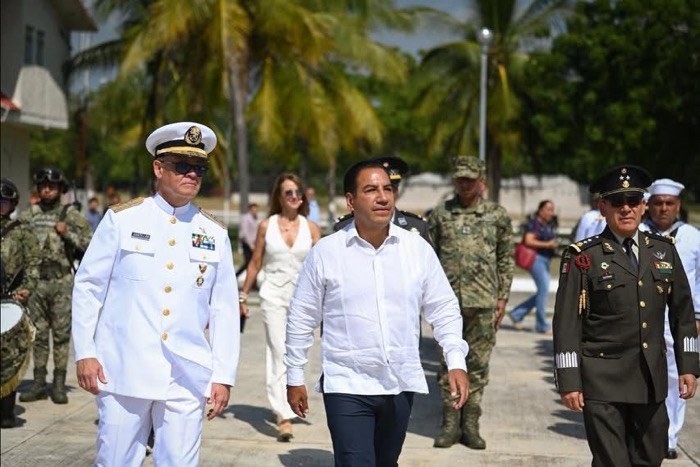En Puerto Chiapas, Eduardo Ramírez participa en ceremonia por los 200 años de la Independencia en el Mar