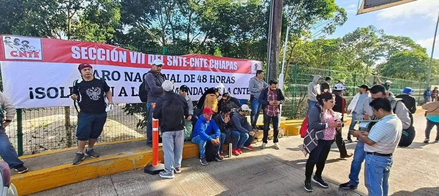 Maestros de la CNTE inician paro con bloqueos y toma de oficinas 