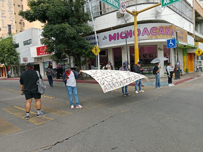 Aspirantes a telesecundaria exigen entrega de plazas