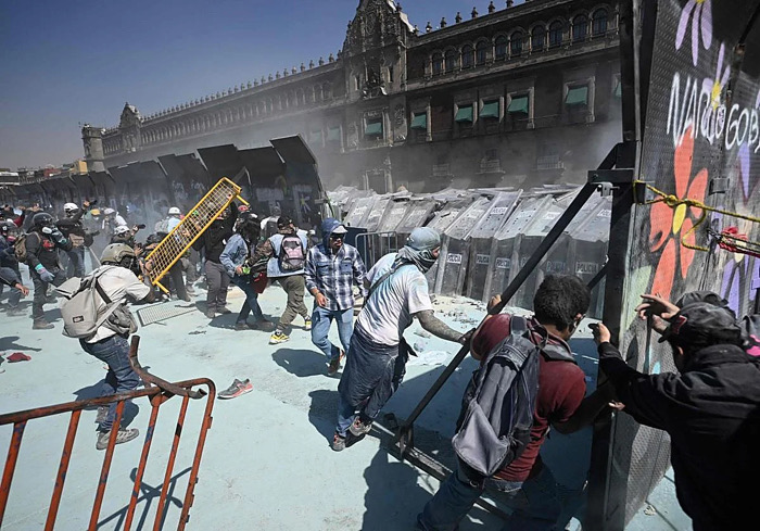 Gobierno-pueblo, “uno solo”, dice Sheinbaum; protesta Gen Z termina con más de cien heridos